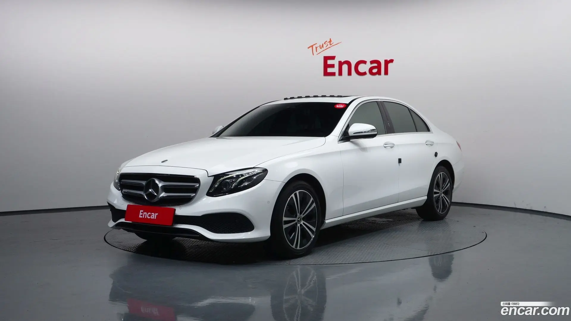 Main__Slider__Photo:E-Class Mercedes-Benz 2020.6-0