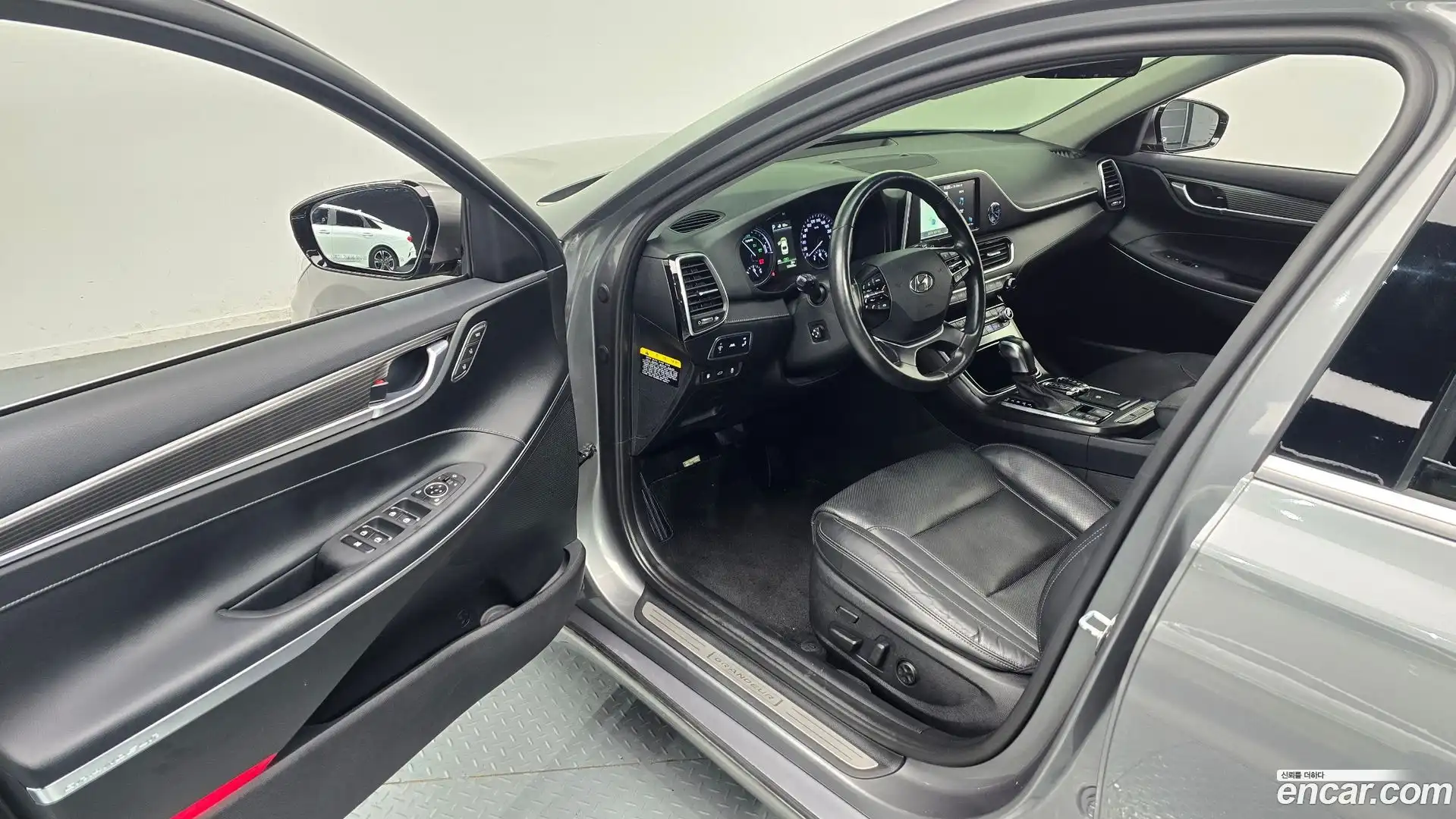 Grandeur Hyundai 2018.4-OPTION-015