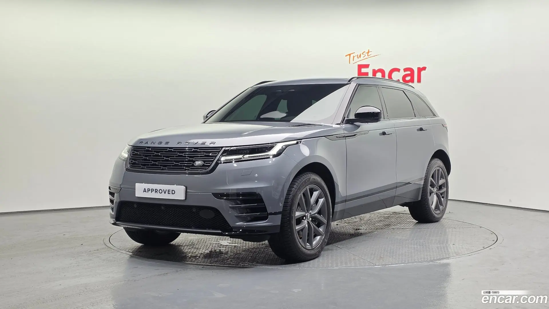 Main__Slider__Photo:Range Rover Velar Land Rover 2025.8-0