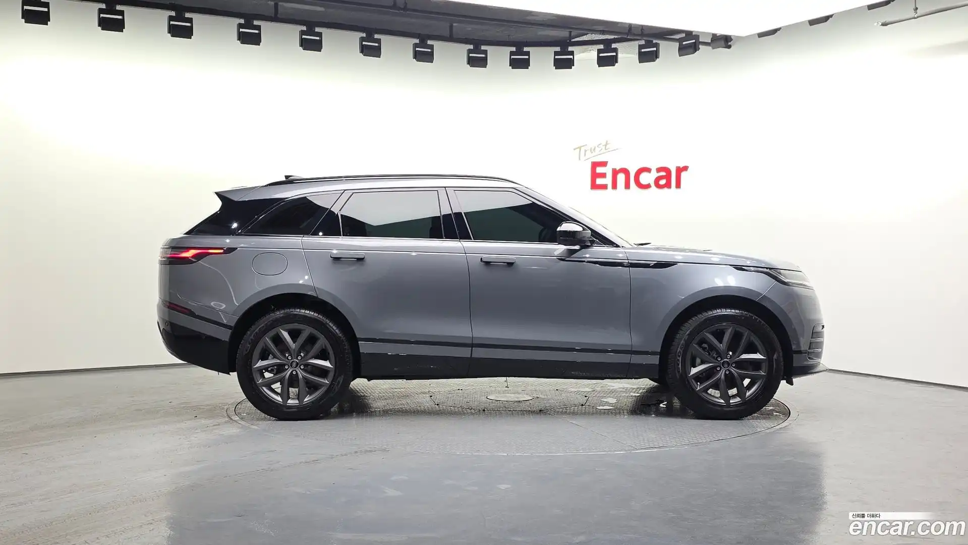 Range Rover Velar Land Rover 2025.8-OUTER-005