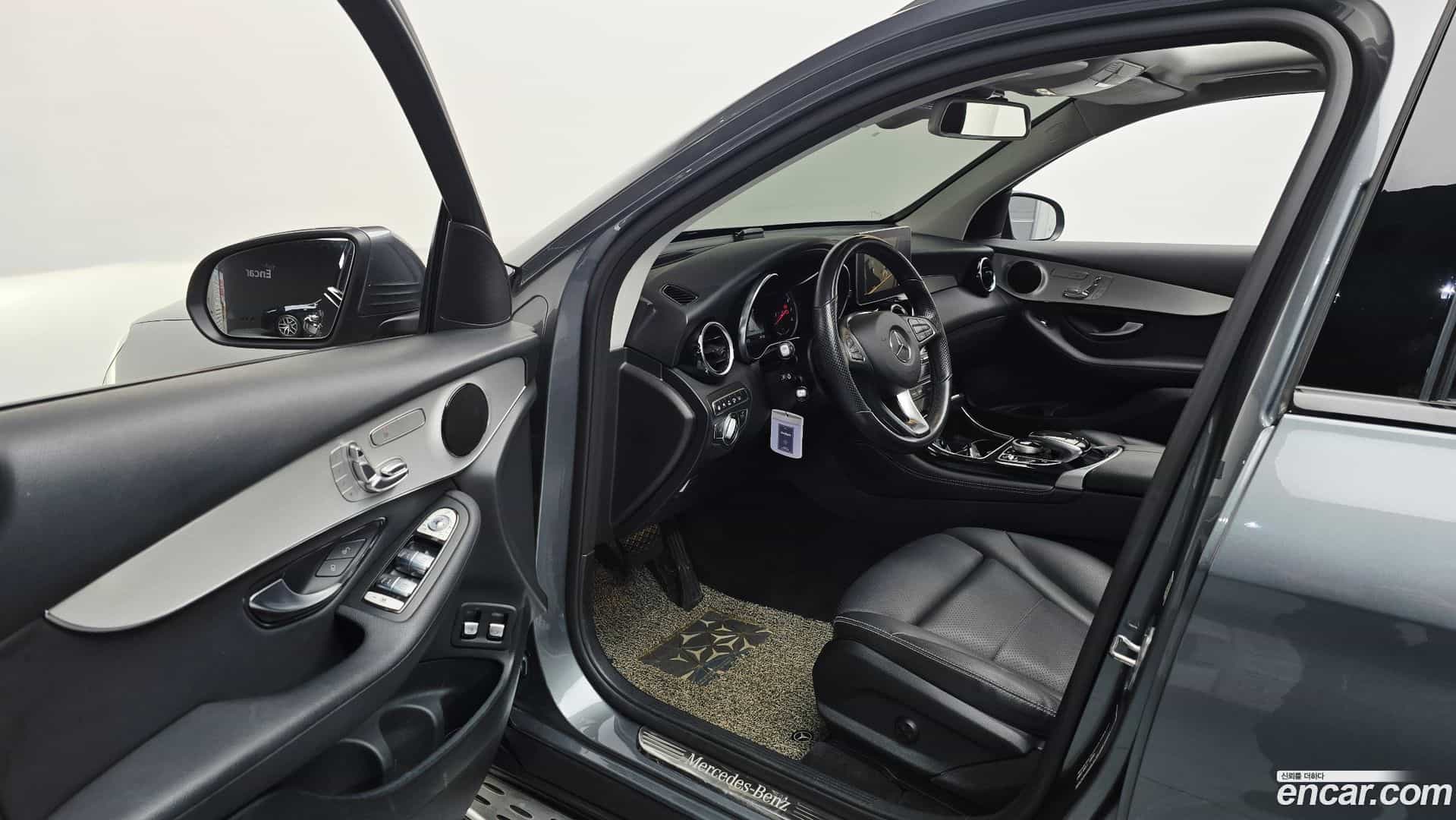 GLC-Class Mercedes-Benz 2019.5-INNER-010