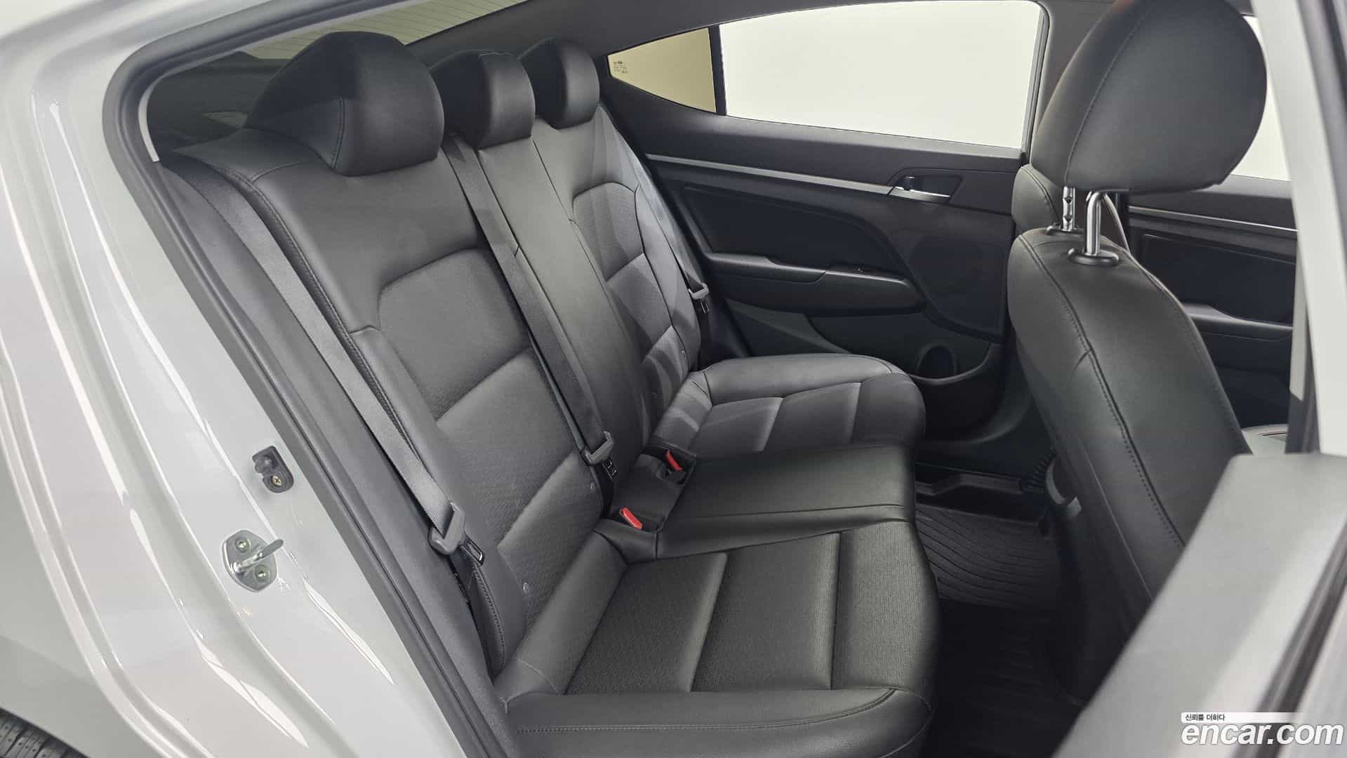 AVANTE Hyundai 2019.10-OPTION-015
