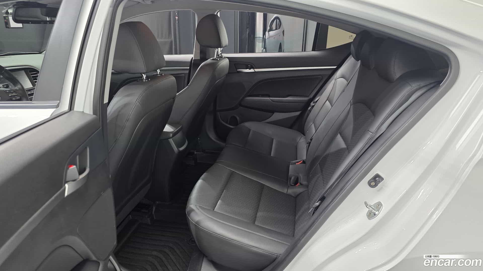 AVANTE Hyundai 2019.10-OPTION-016