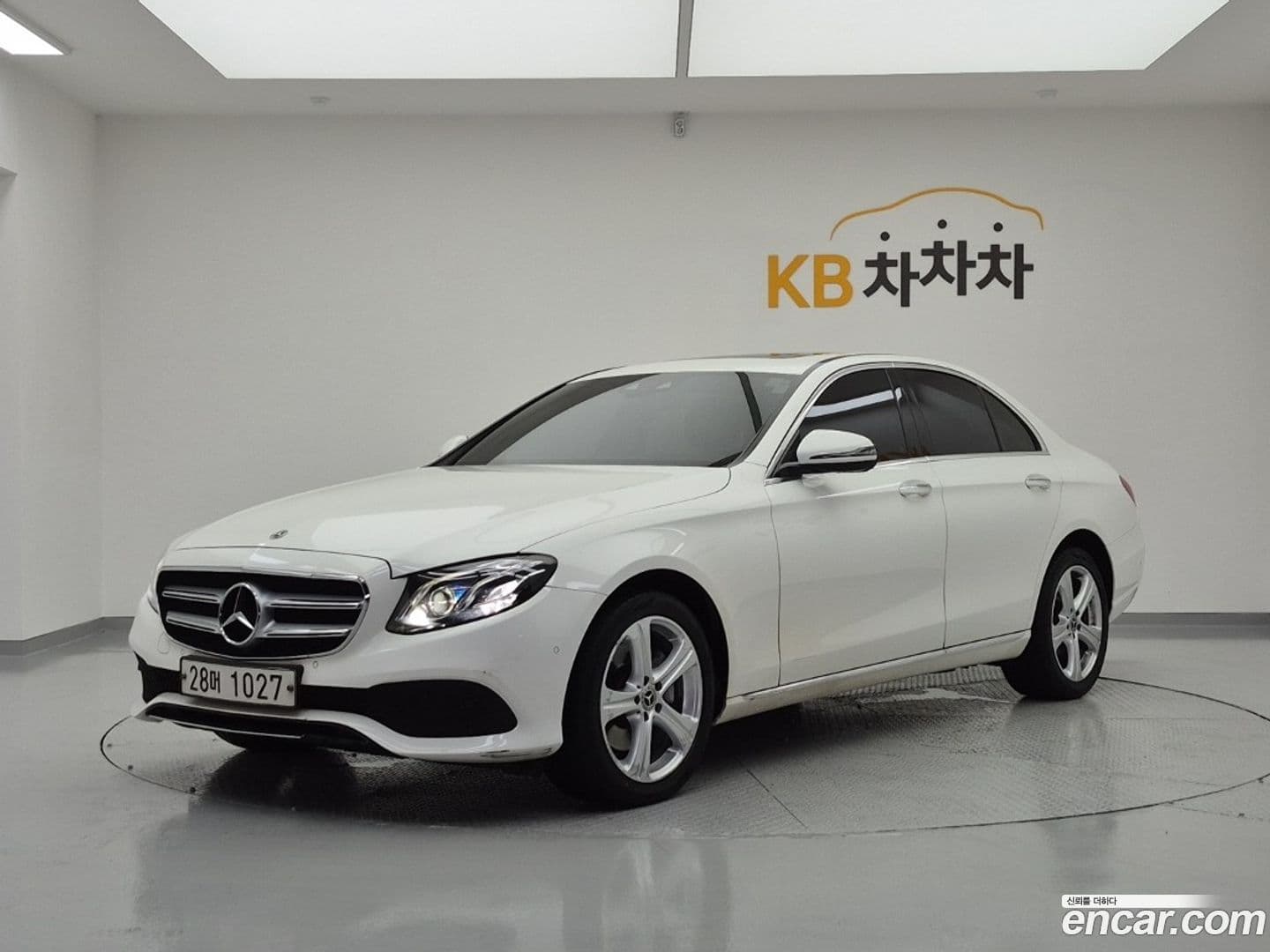 Main__Slider__Photo:E-Class Mercedes-Benz 2017.11-0