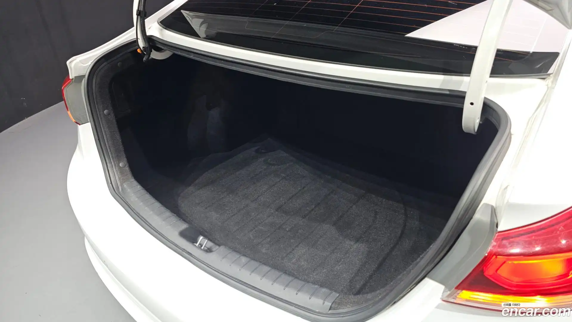 AVANTE Hyundai 2018.0-OPTION-042