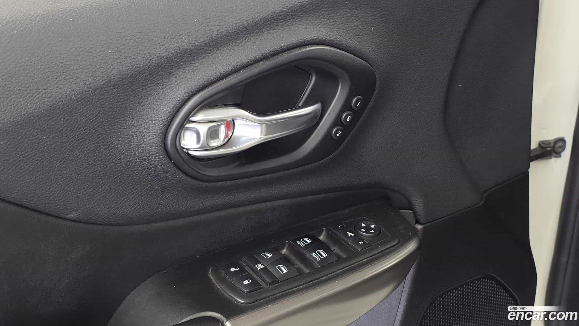 Cherokee Jeep 2019.3-OPTION-021