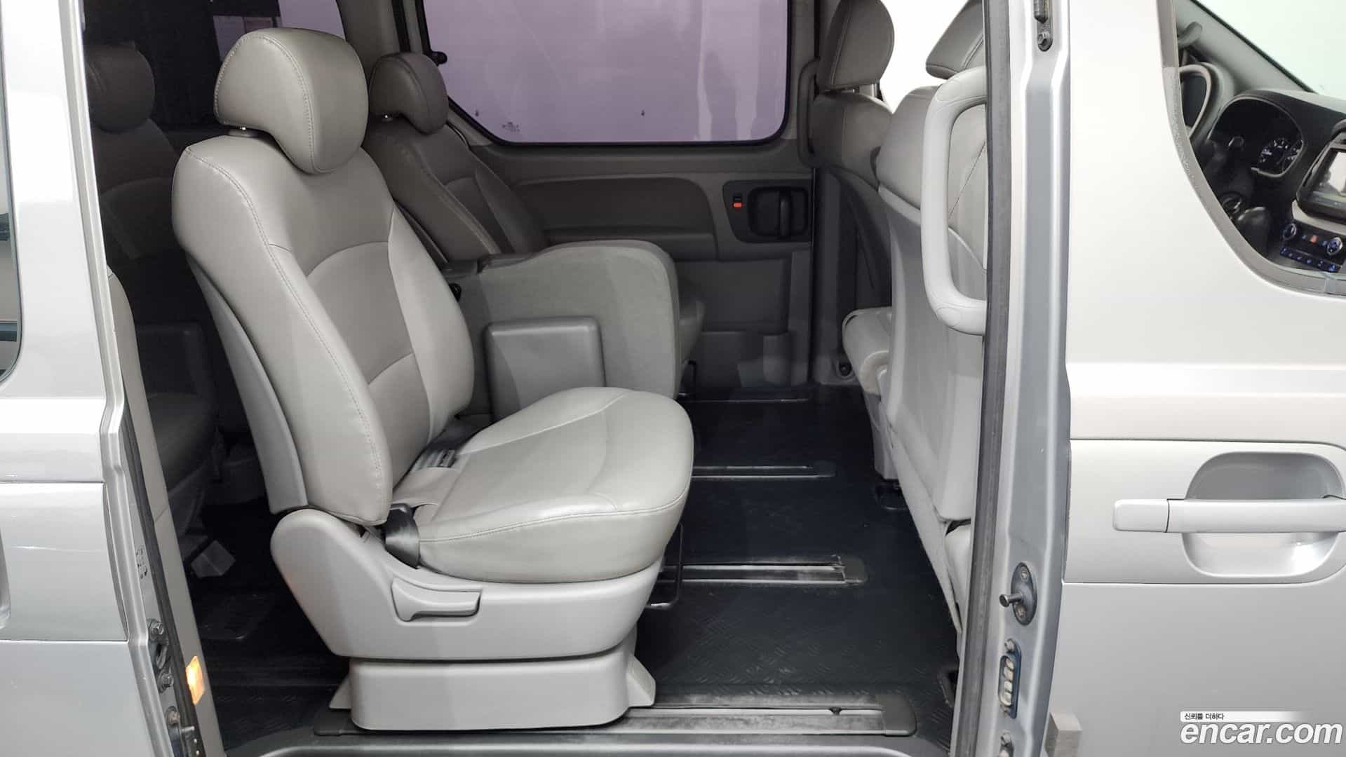 Starex Hyundai 2018.9-OPTION-015