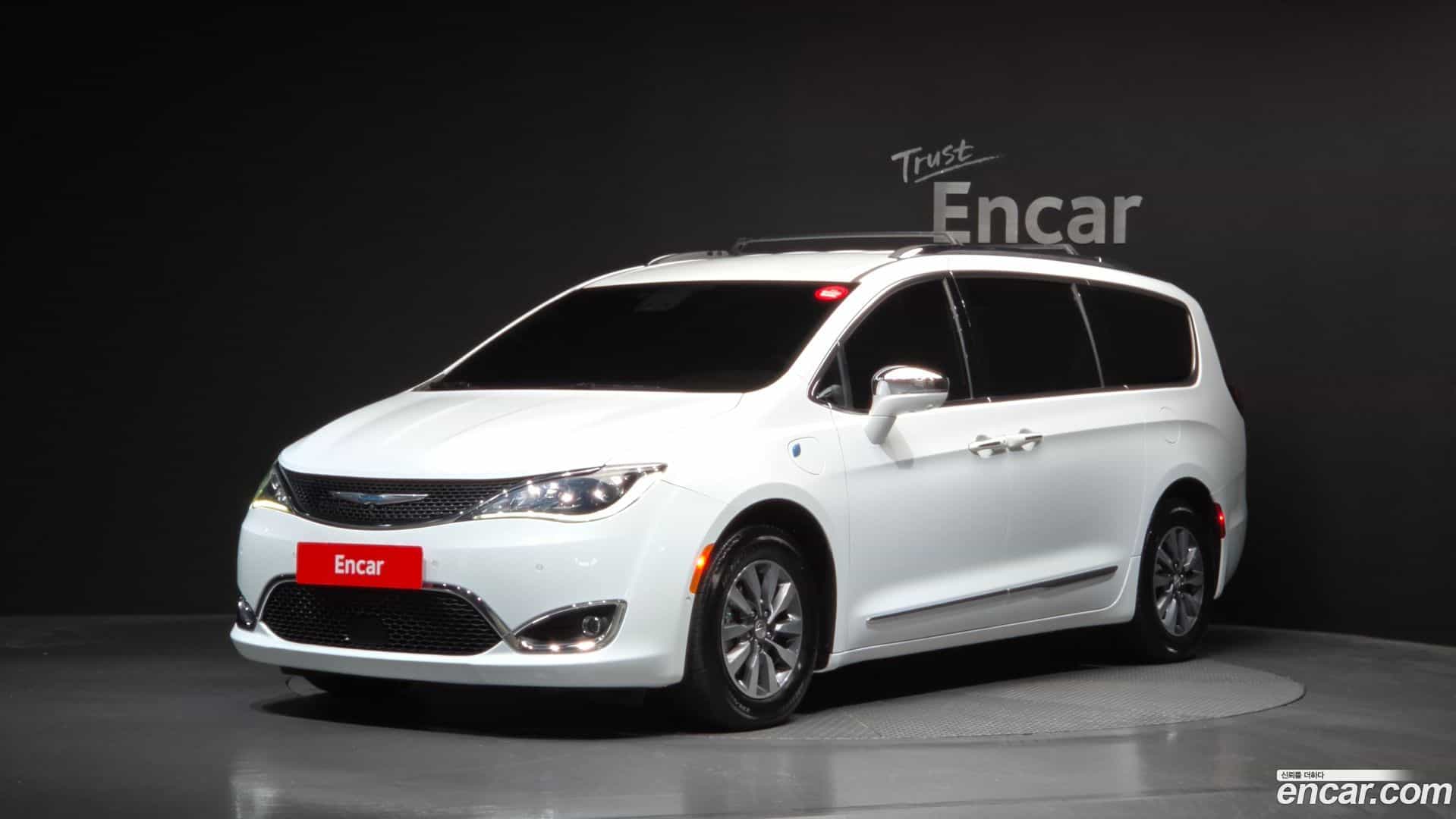 Pacifica Chrysler 2020.11-OUTER-001