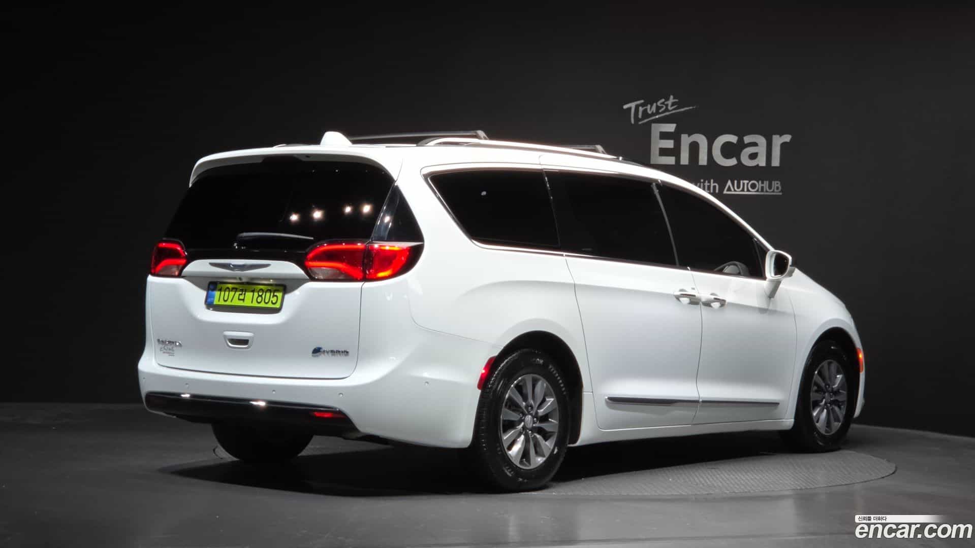 Pacifica Chrysler 2020.11-OUTER-002