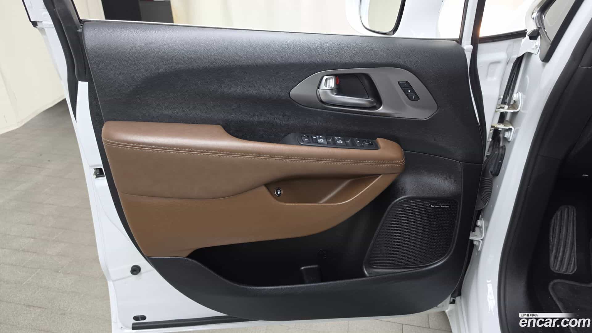 Pacifica Chrysler 2020.11-INNER-034