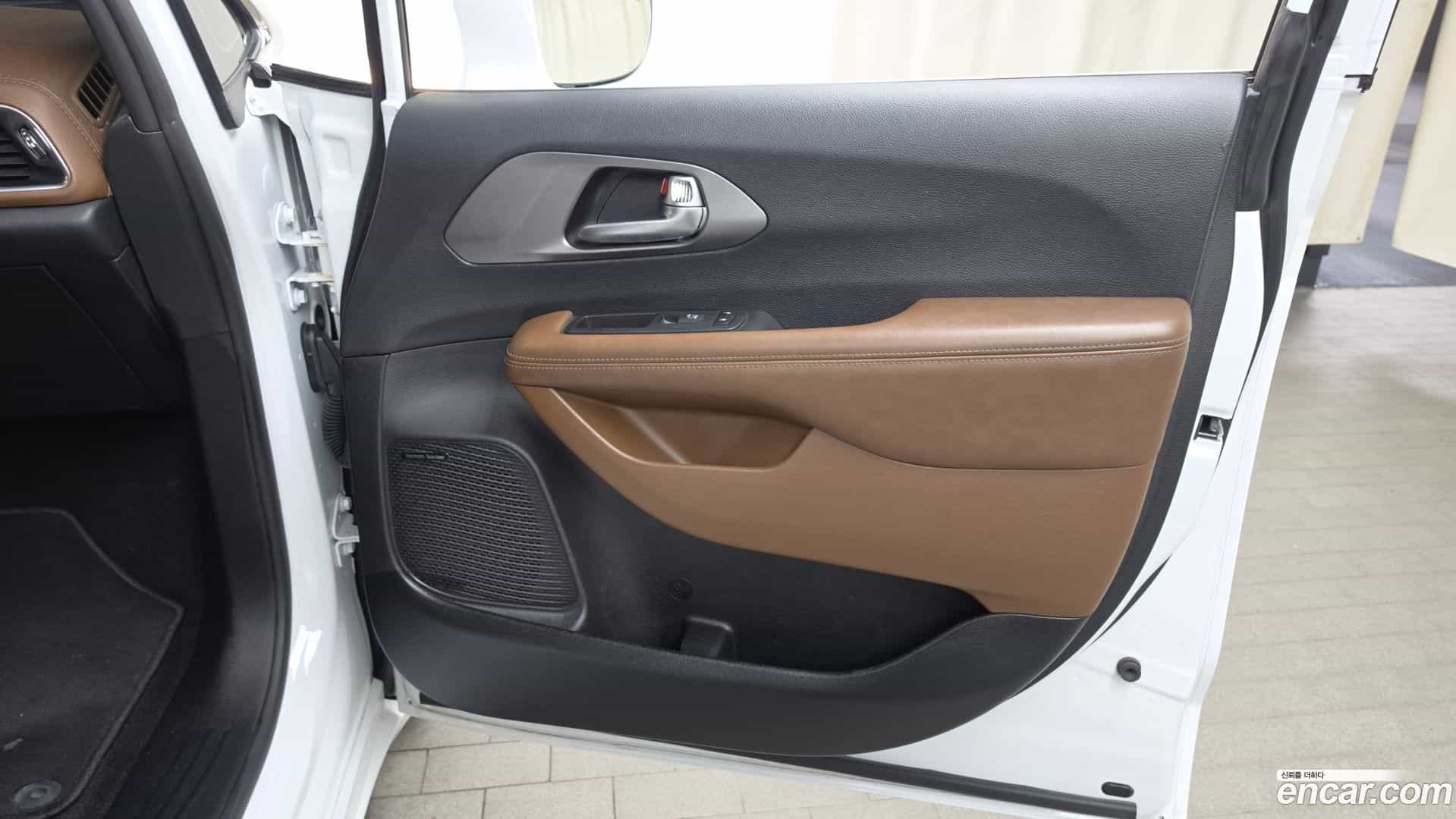 Pacifica Chrysler 2020.11-INNER-035