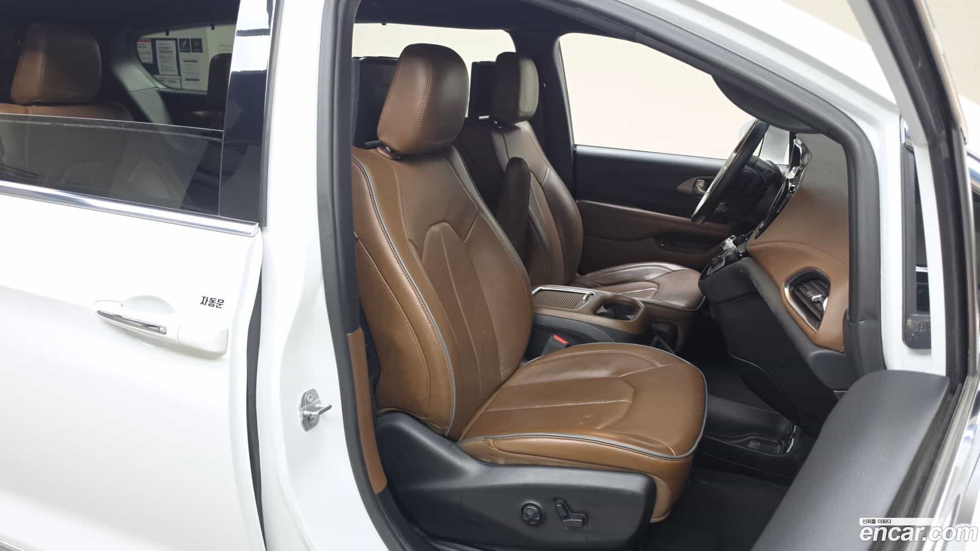 Pacifica Chrysler 2020.11-INNER-036