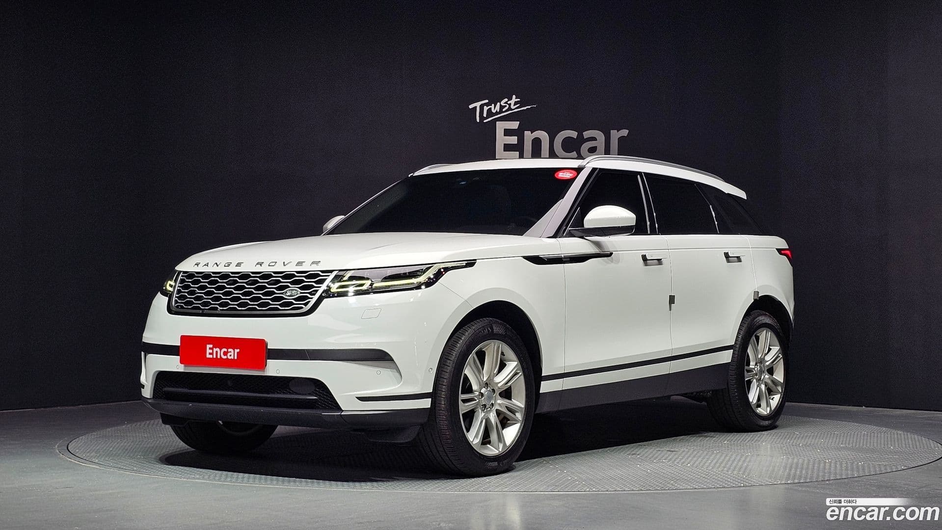 Main__Slider__Photo:Range Rover Velar Land Rover 2019.11-0