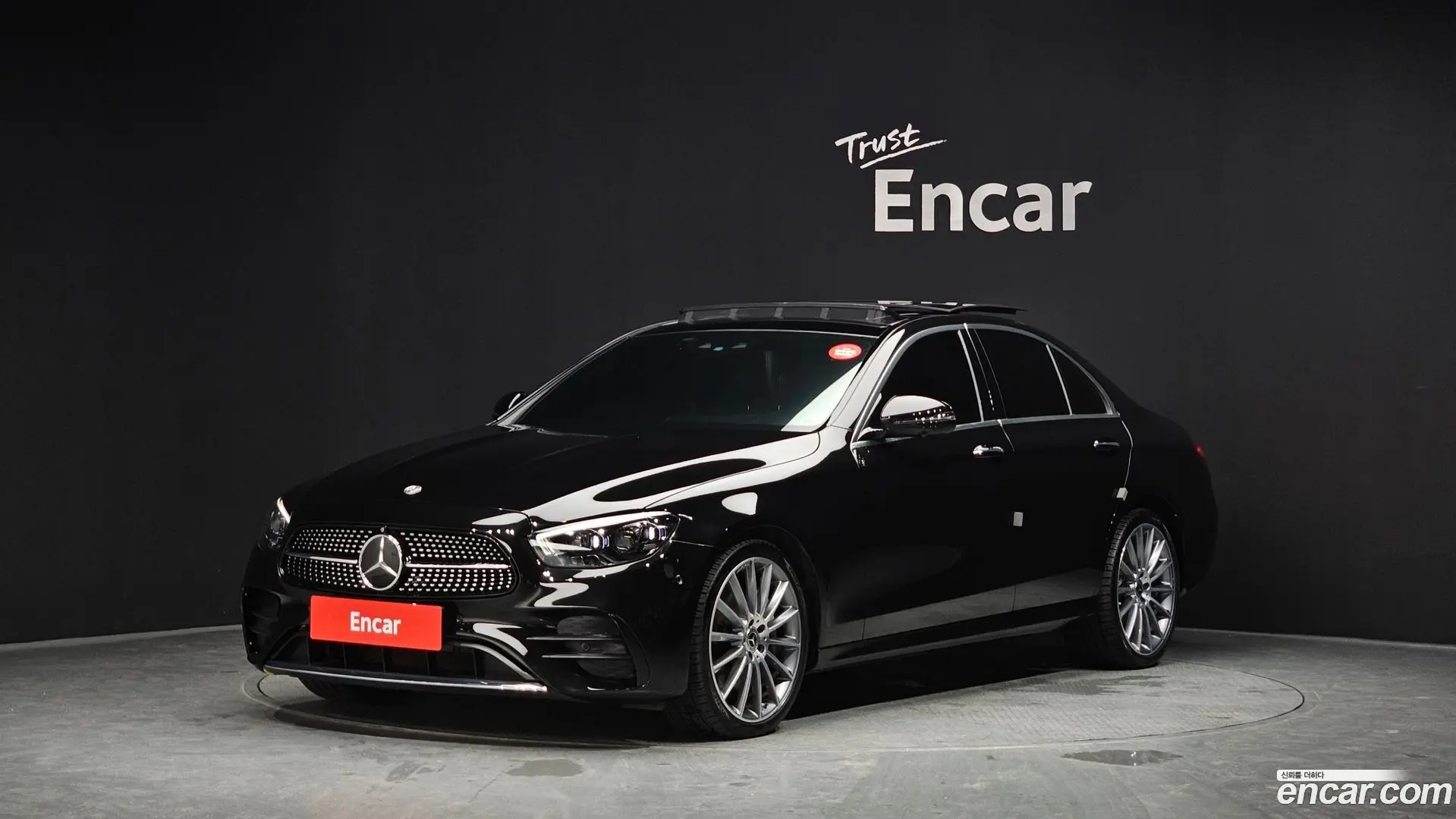 Main__Slider__Photo:E-Class Mercedes-Benz 2022.5-0
