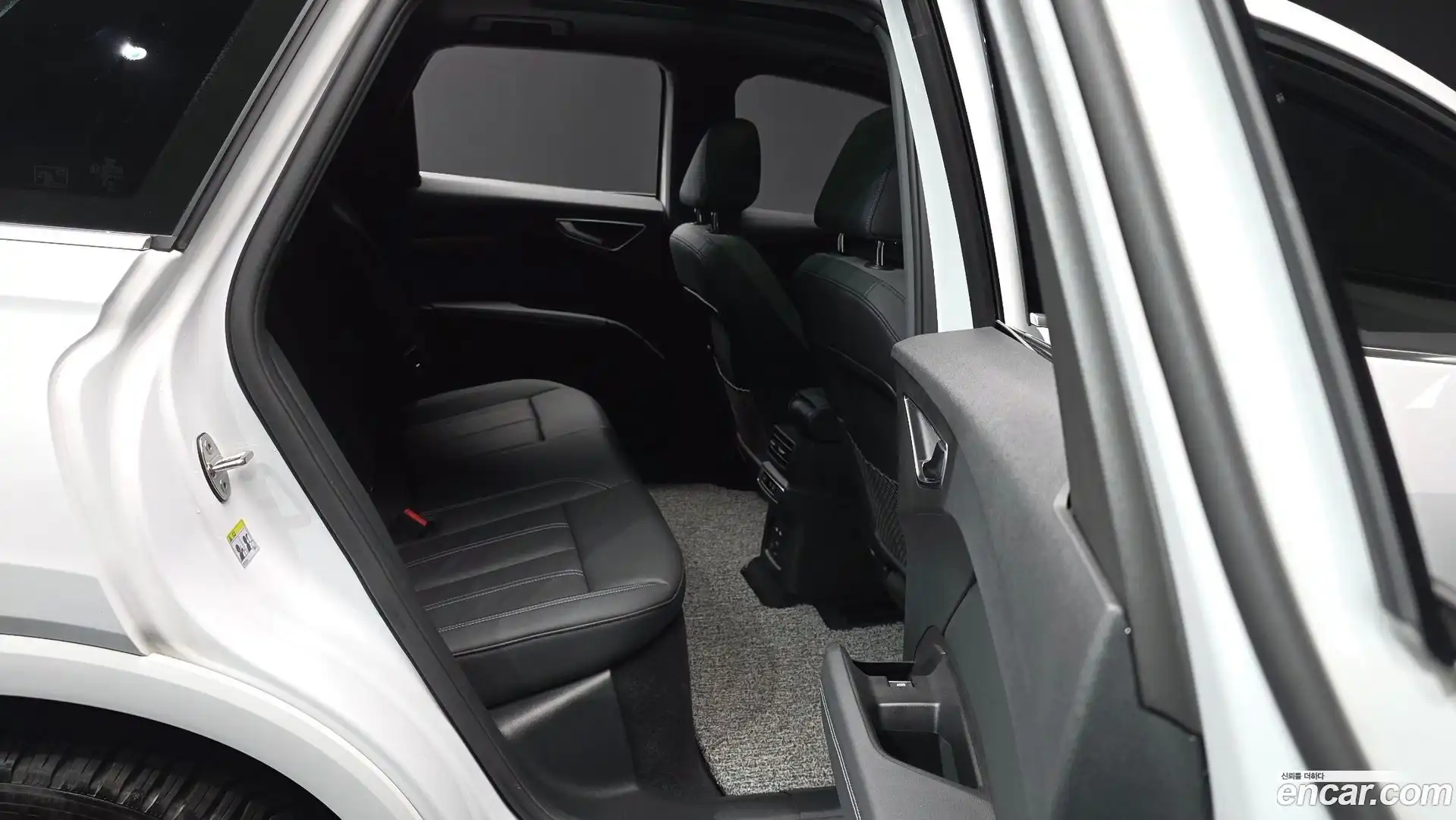 Q4 e-tron Audi 2023.11-OPTION-016