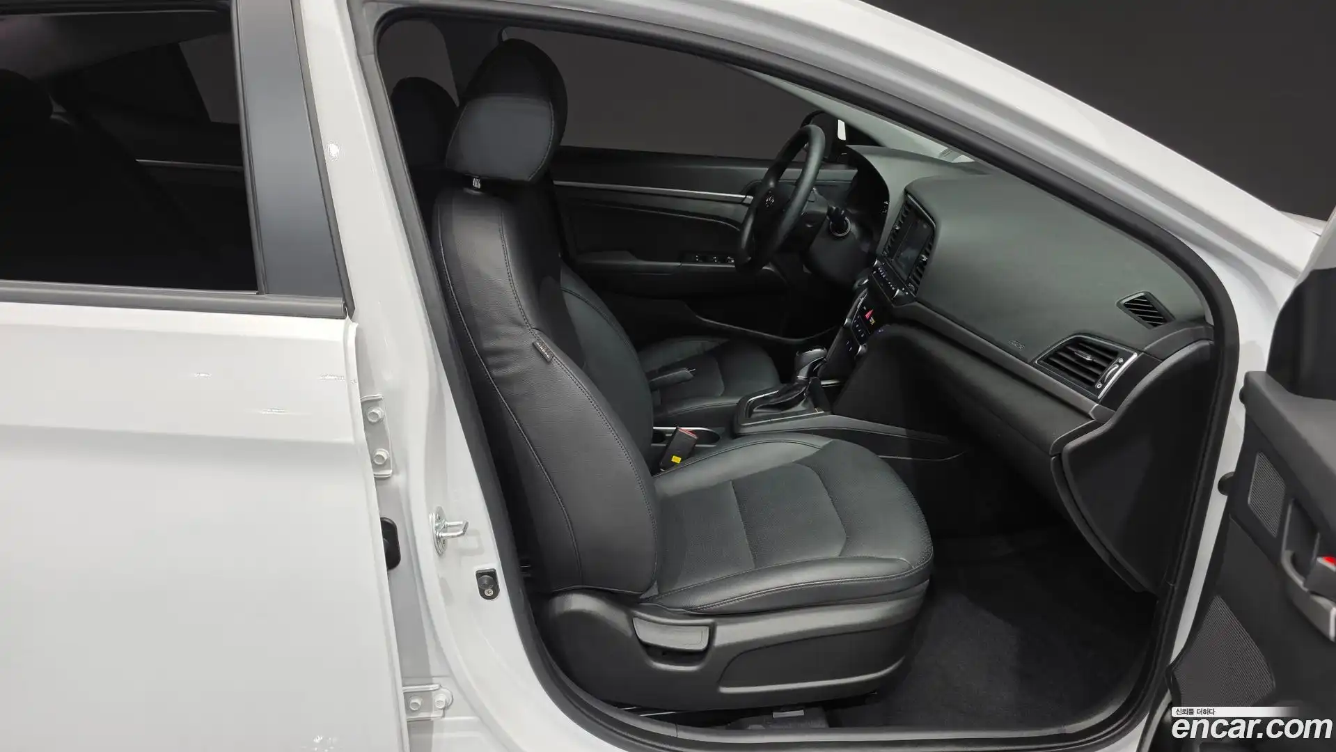AVANTE Hyundai 2017.10-OPTION-015
