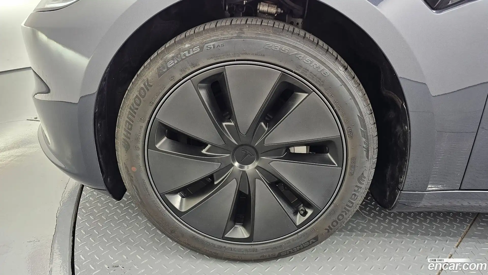 Model 3 Tesla 2025.6-OUTER-005