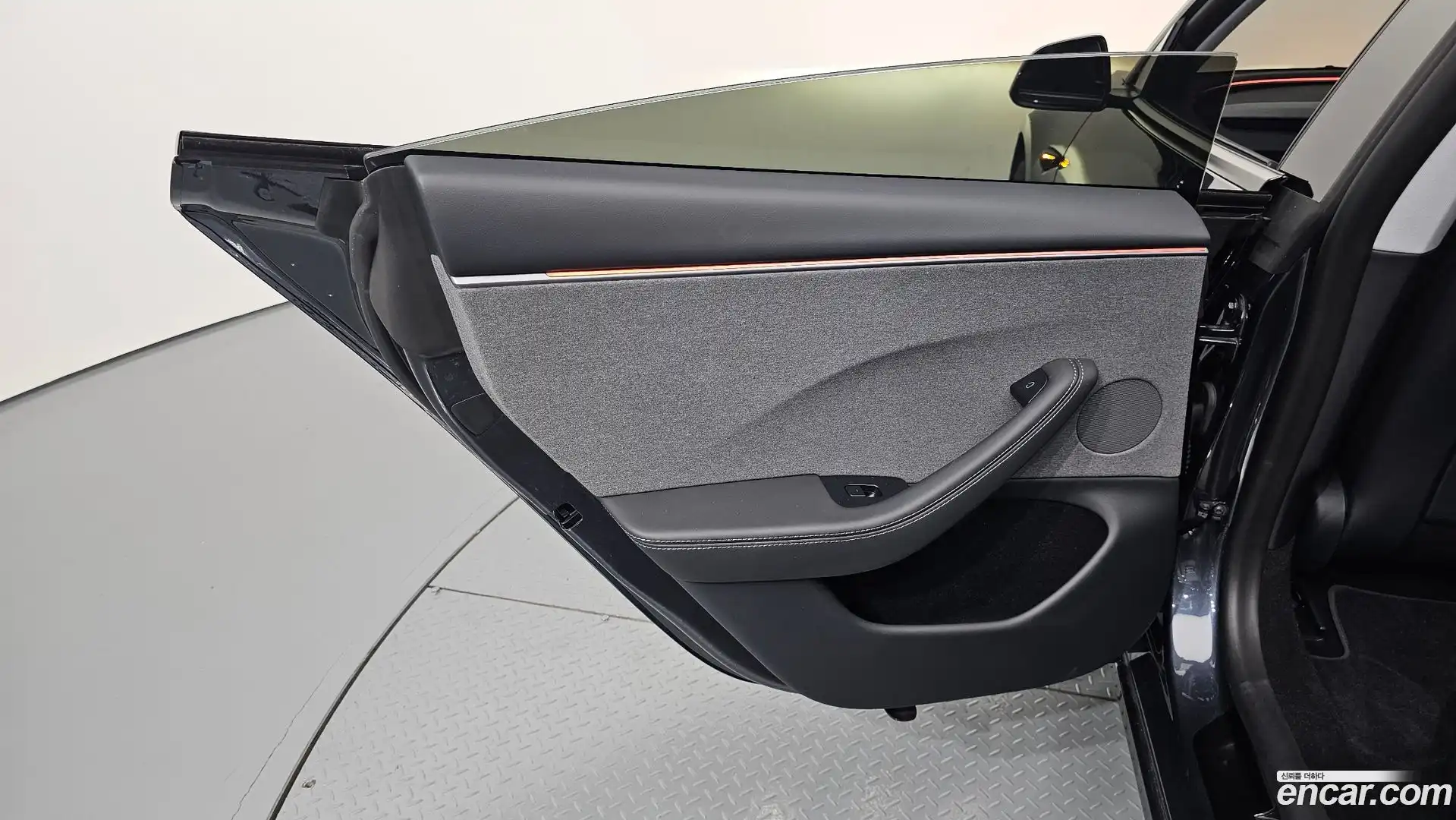 Model 3 Tesla 2025.6-INNER-035