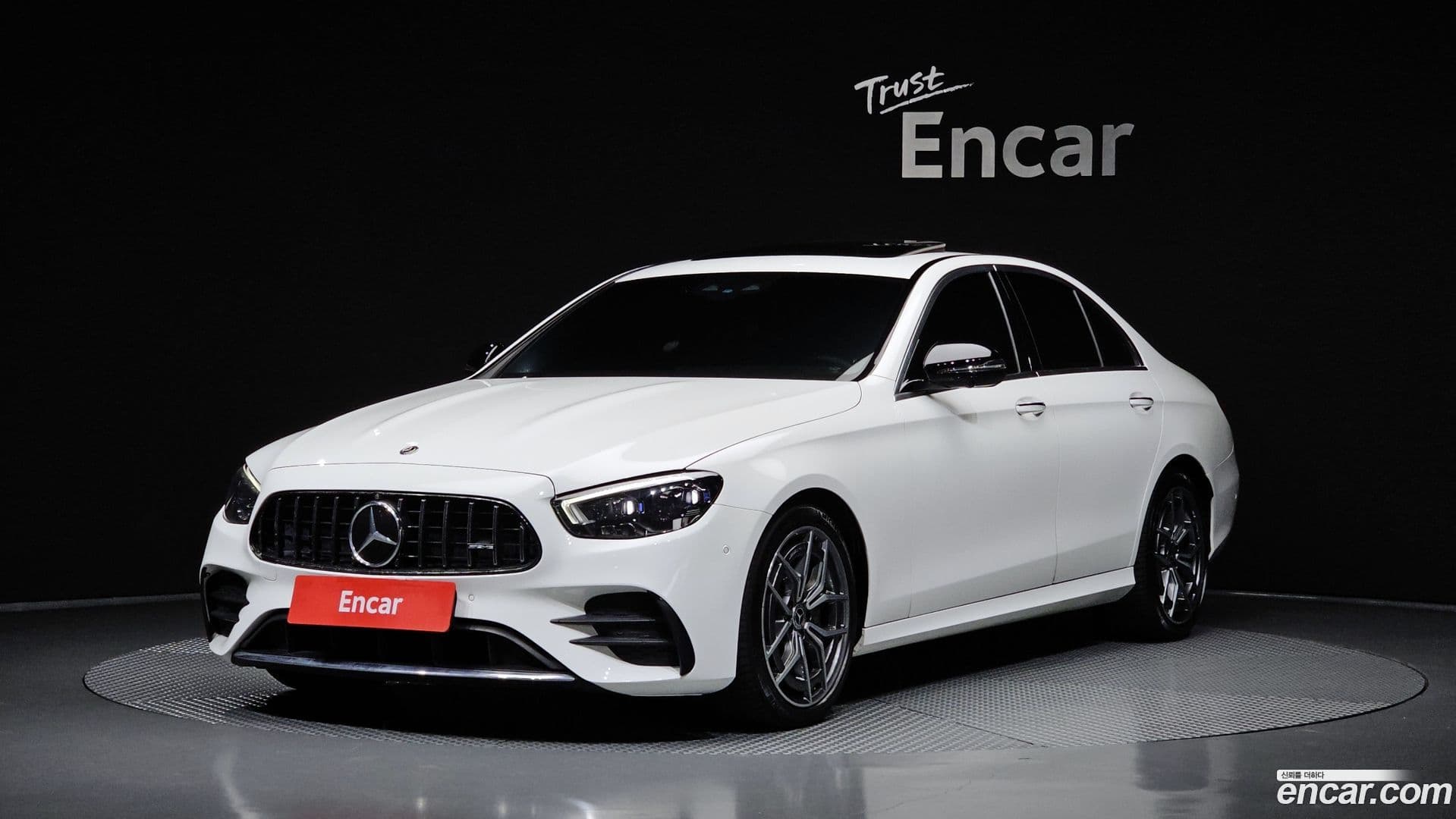 Main__Slider__Photo:E-Class Mercedes-Benz 2020.11-0
