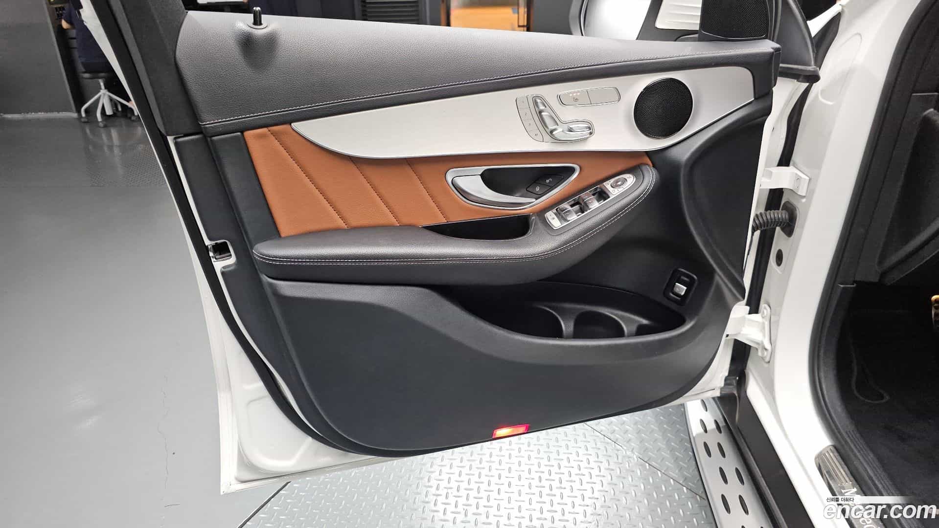 GLC-Class Mercedes-Benz 2023.2-INNER-034