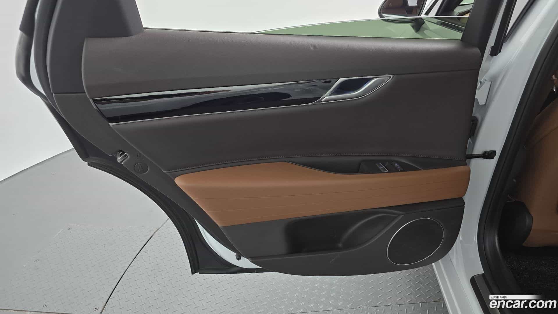 G80 Genesis 2023.2-INNER-035