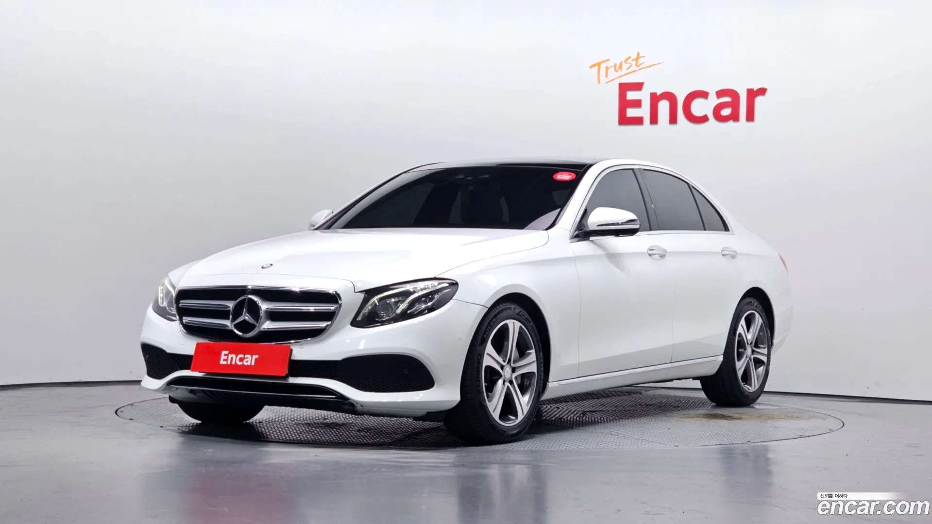 Main__Slider__Photo:E-Class Mercedes-Benz 2016.9-0
