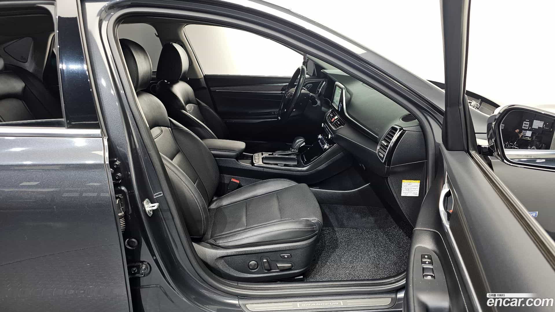 Grandeur Hyundai 2019.1-INNER-036