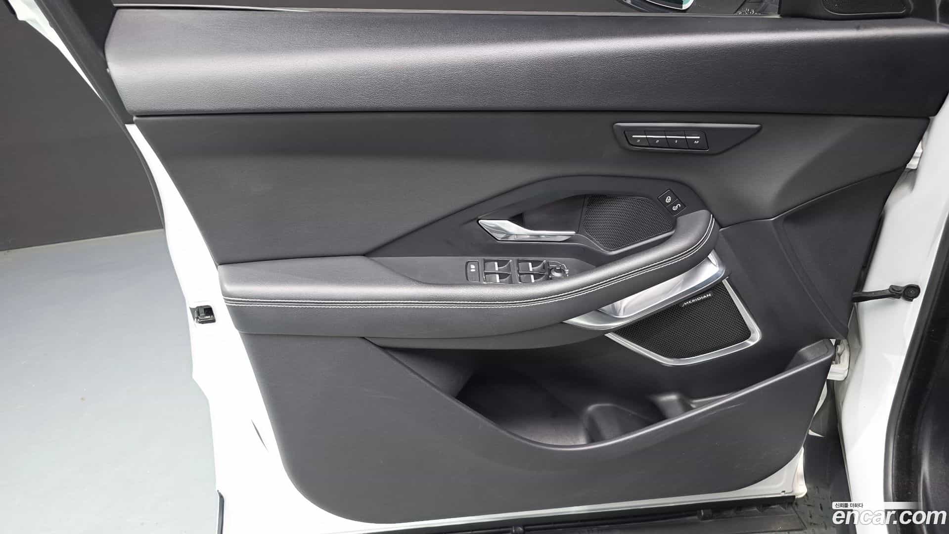 E-PACE Jaguar 2018.7-INNER-034