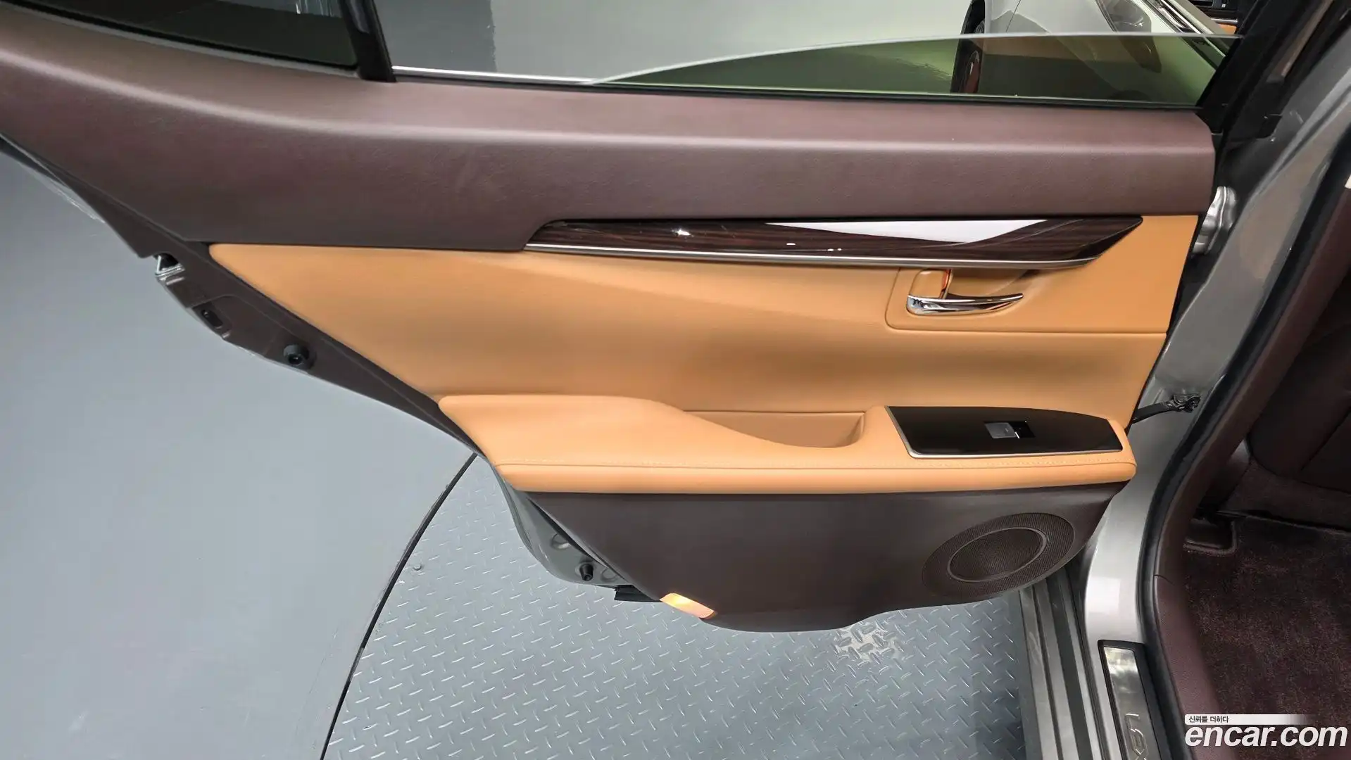 ES Lexus 2018.3-INNER-035