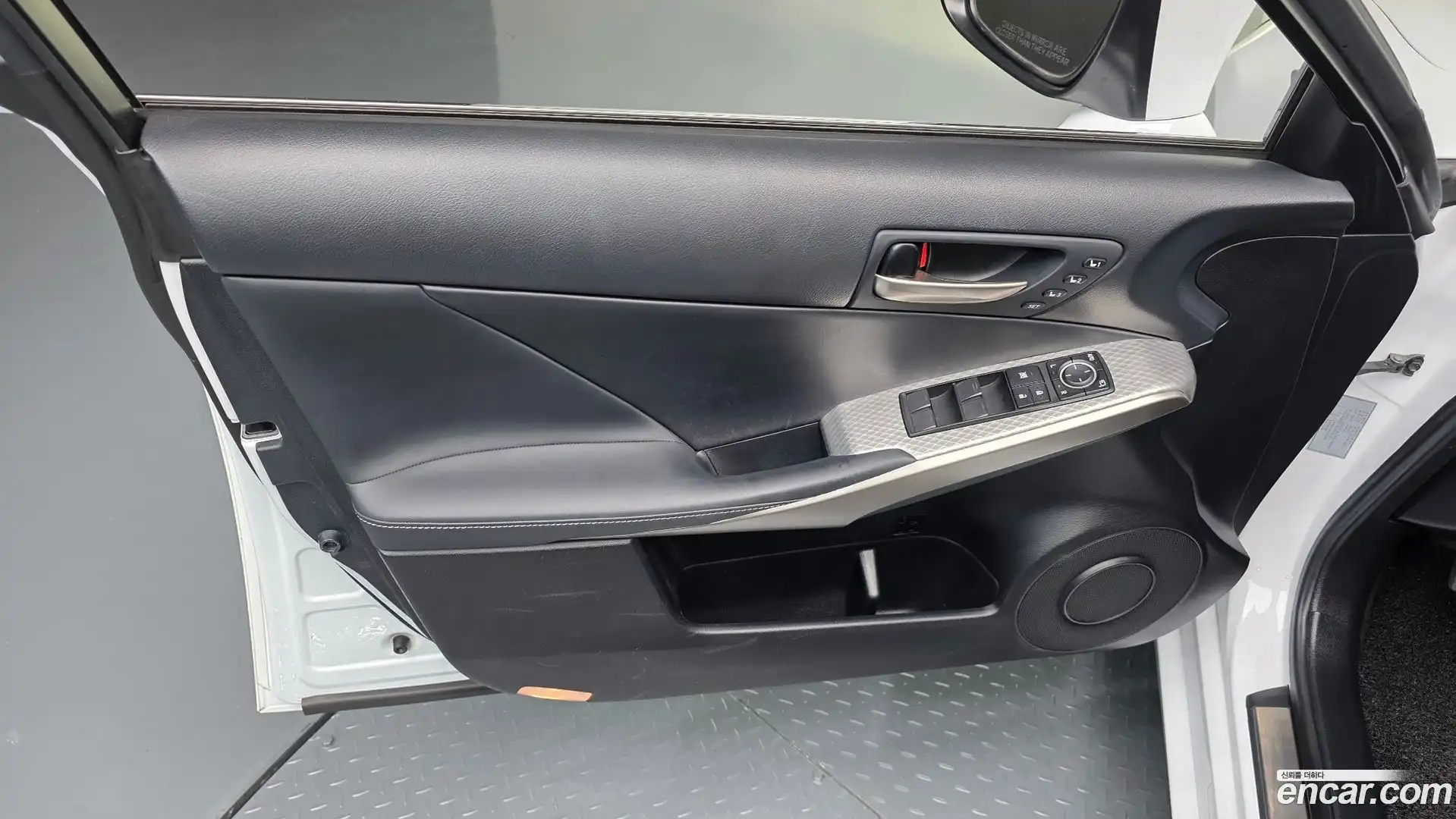 IS Lexus 2018.7-INNER-034
