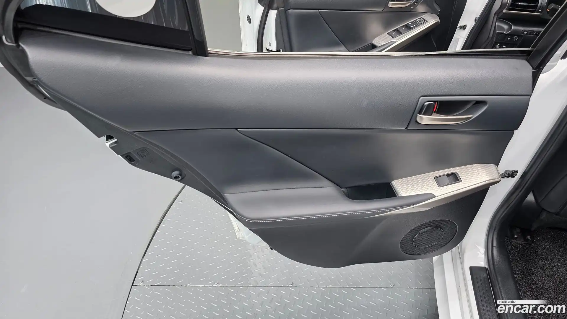 IS Lexus 2018.7-INNER-035
