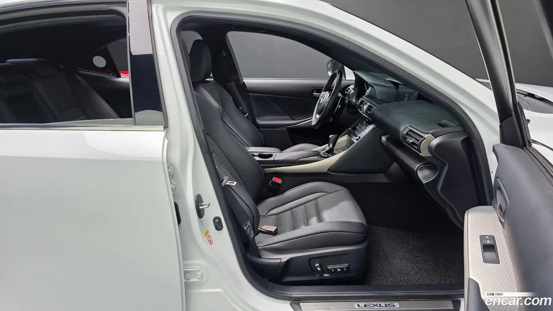 IS Lexus 2018.7-INNER-036