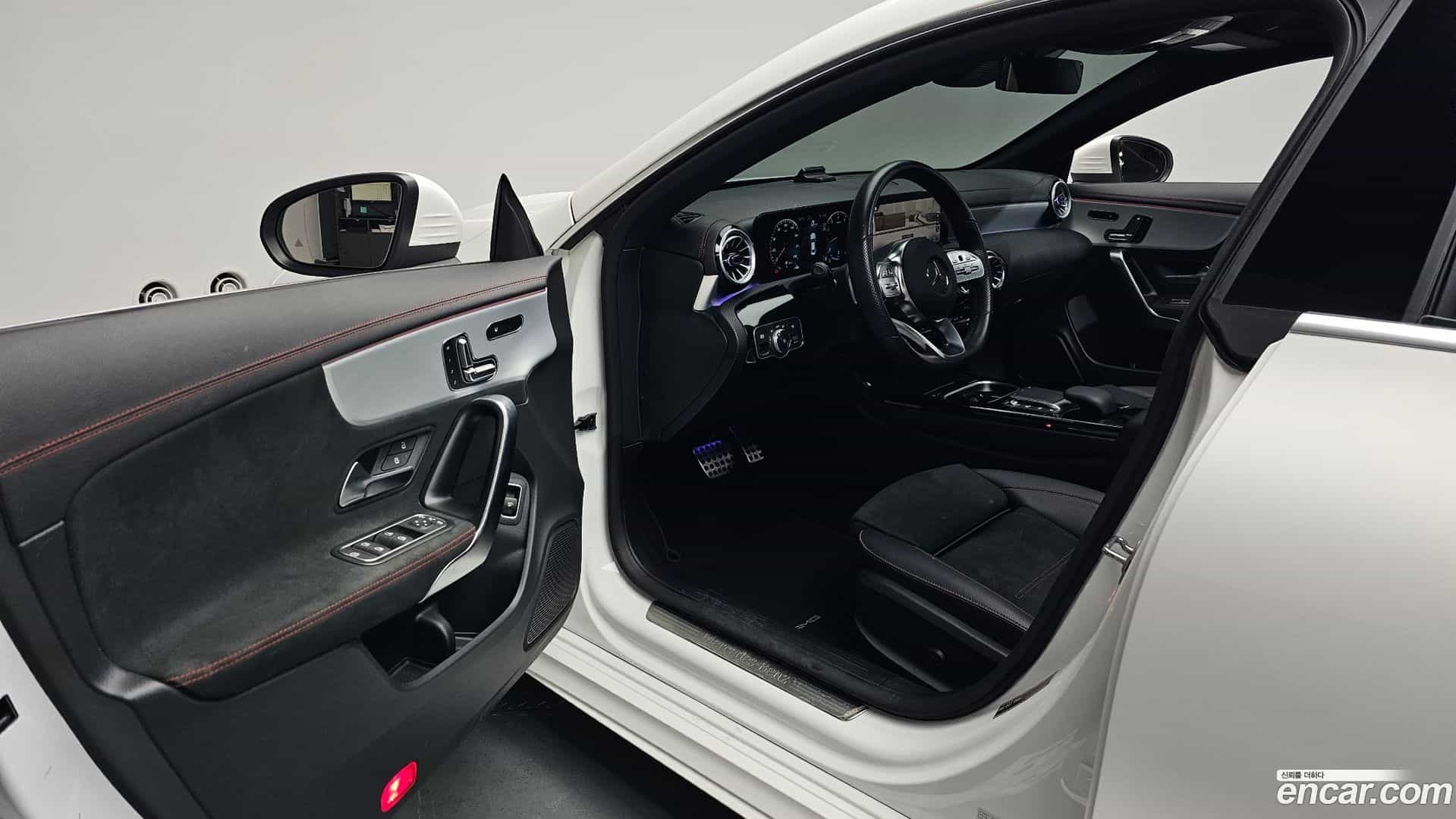 CLA-Class Mercedes-Benz 2023.0-INNER-010