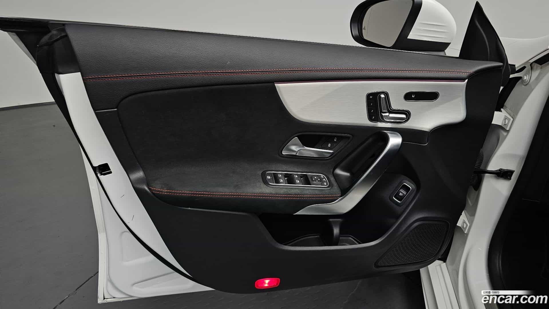 CLA-Class Mercedes-Benz 2023.0-INNER-034