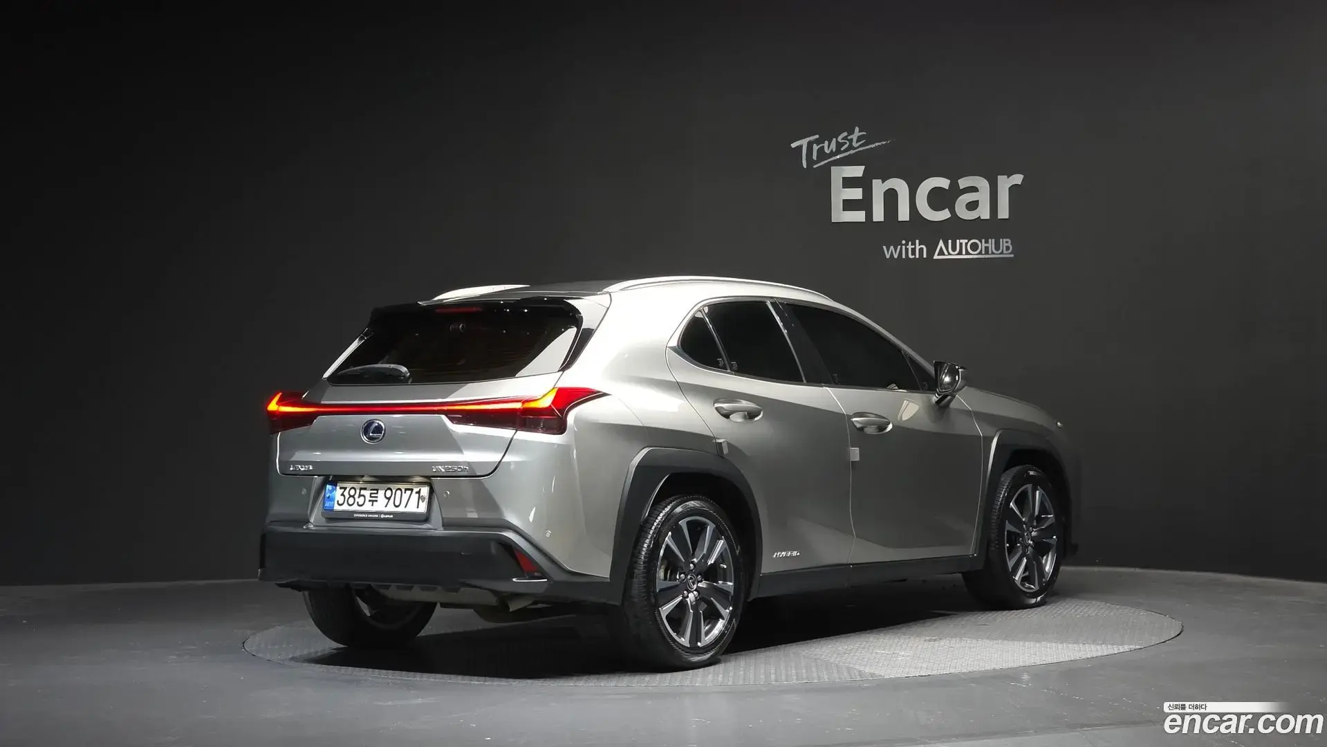 Main__Slider__Photo:UX Lexus 2019.2-1