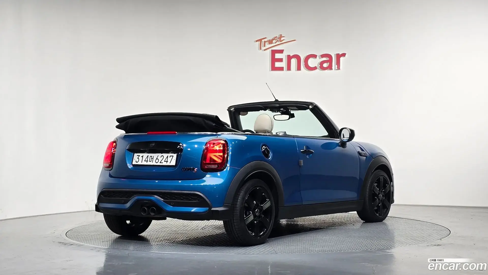 Main__Slider__Photo:Cooper Convertible Mini 2023.2-1