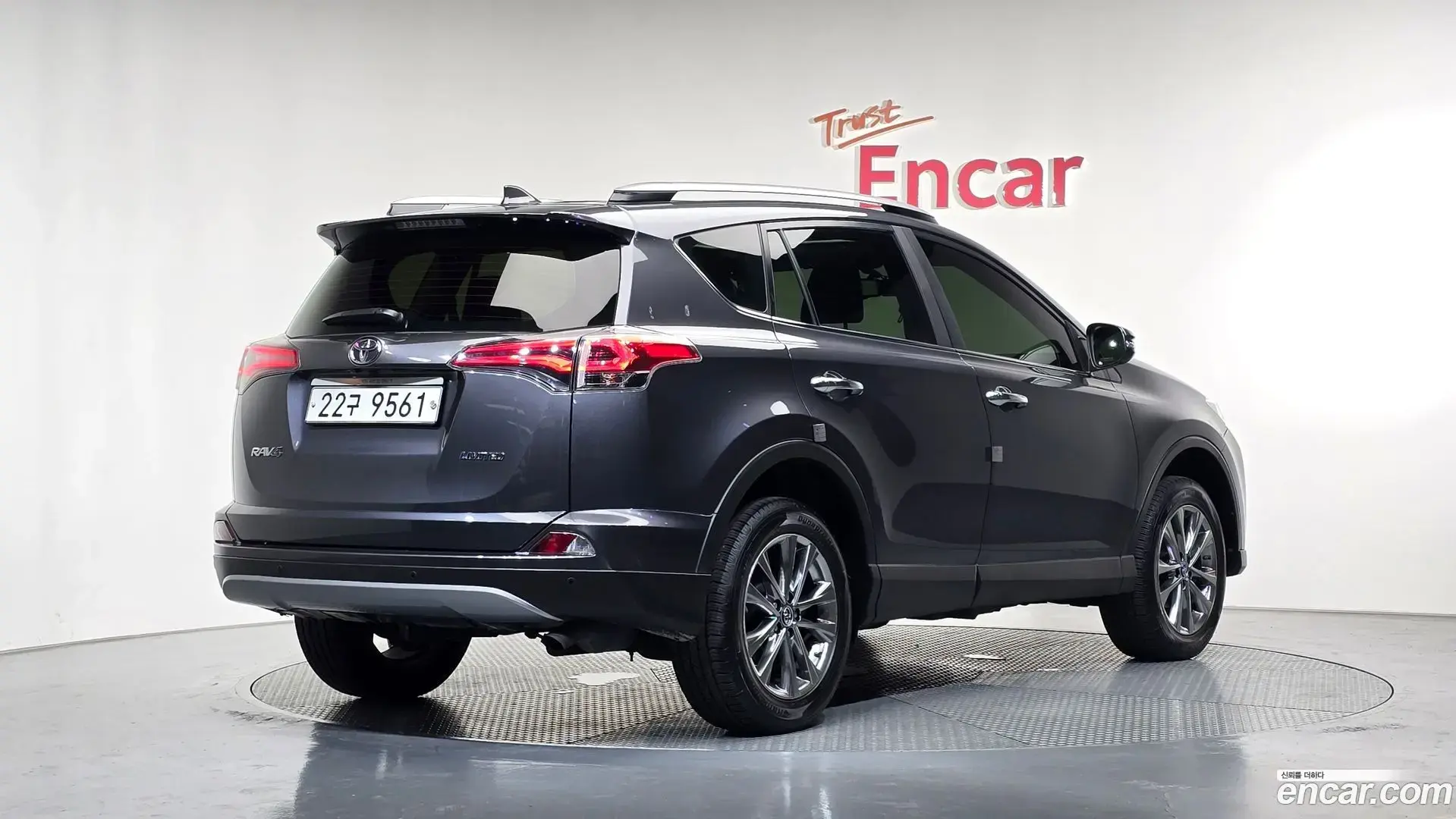 Main__Slider__Photo:RAV4 Toyota 2017.2-1