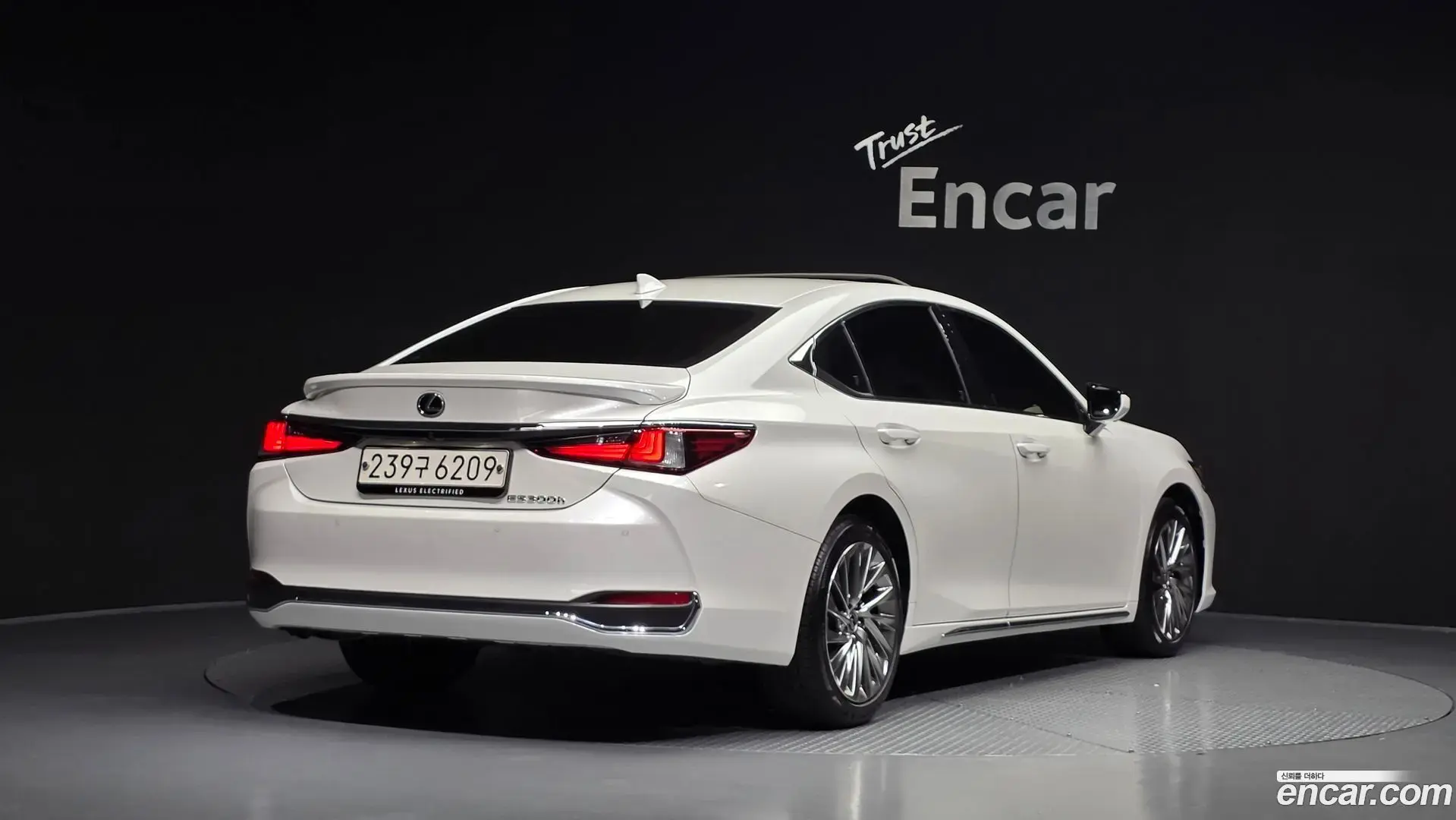 Main__Slider__Photo:ES Lexus 2025.7-1