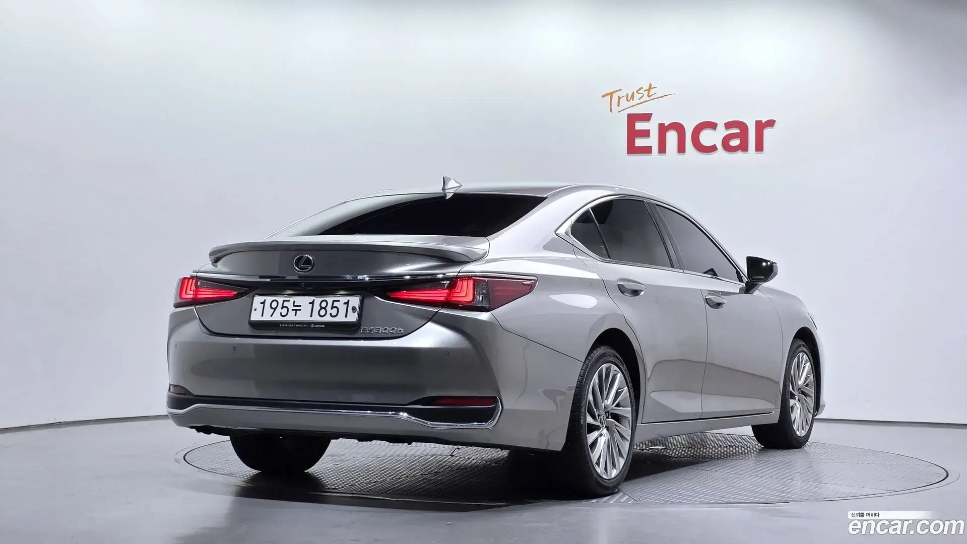 Main__Slider__Photo:ES Lexus 2022.10-1