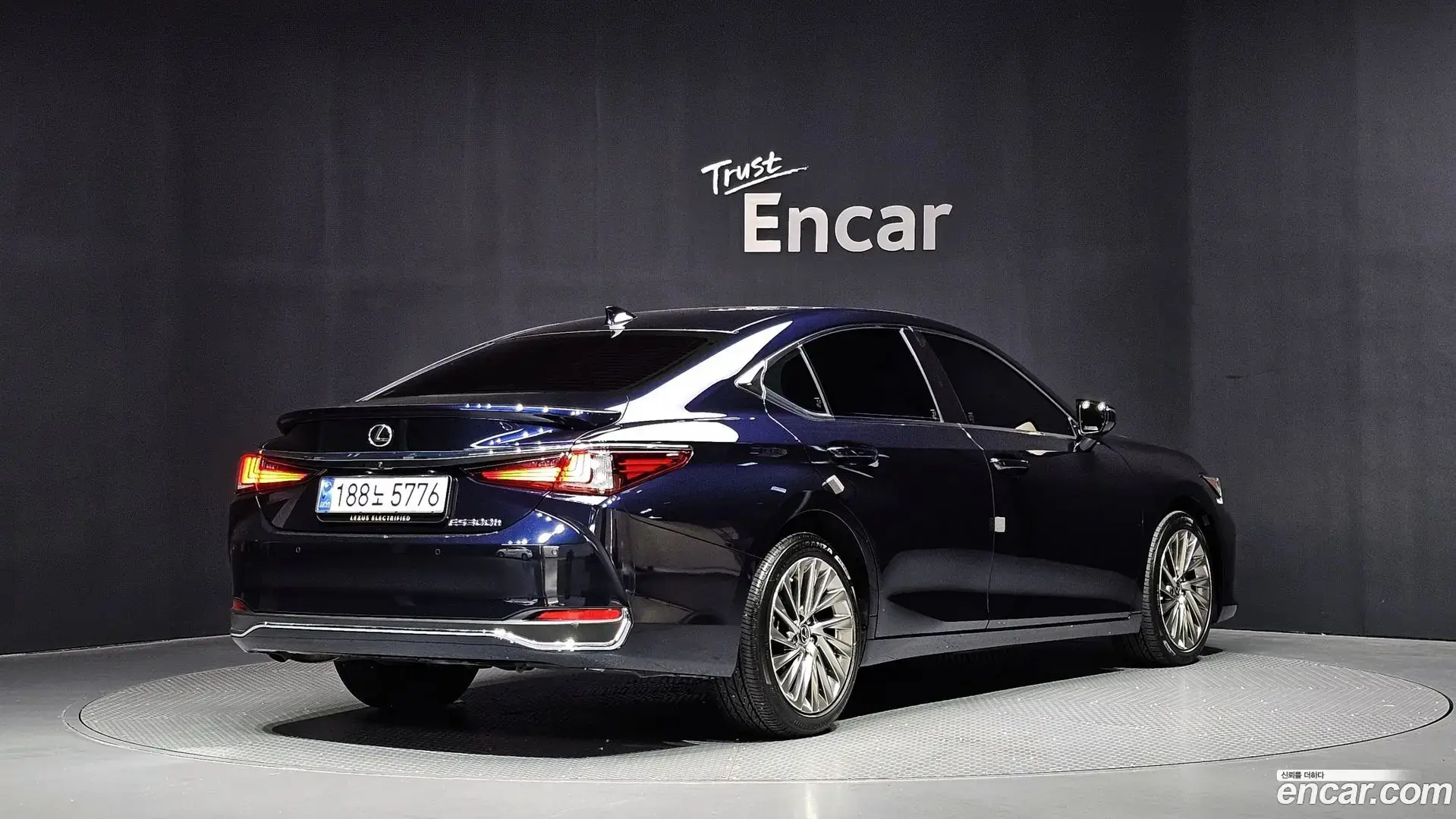 Main__Slider__Photo:ES Lexus 2023.8-1