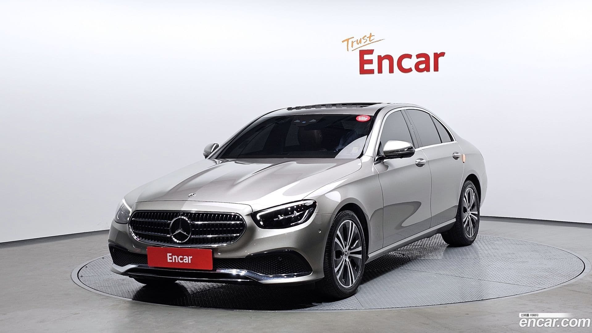 Main__Slider__Photo:E-Class Mercedes-Benz 2022.4-0