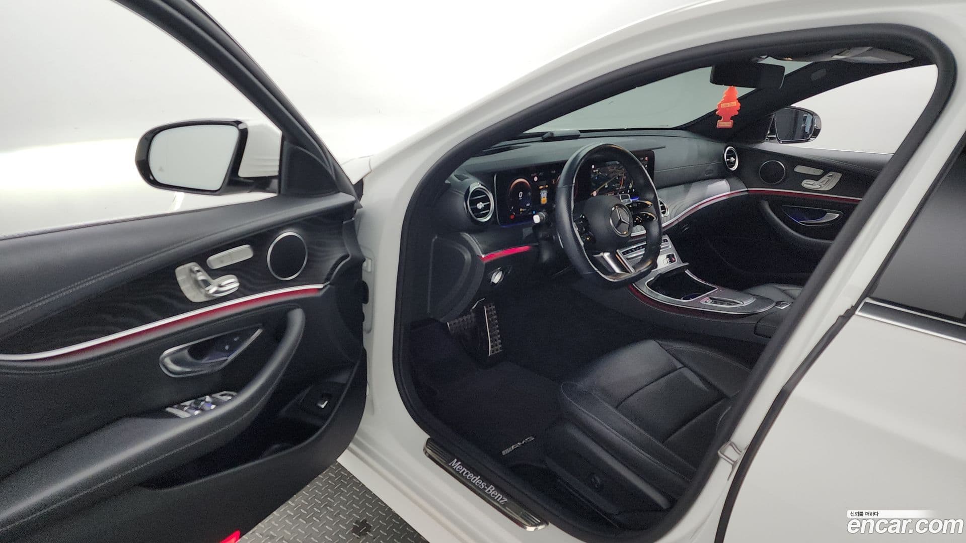 Main__Slider__Photo:E-Class Mercedes-Benz 2020.10-9