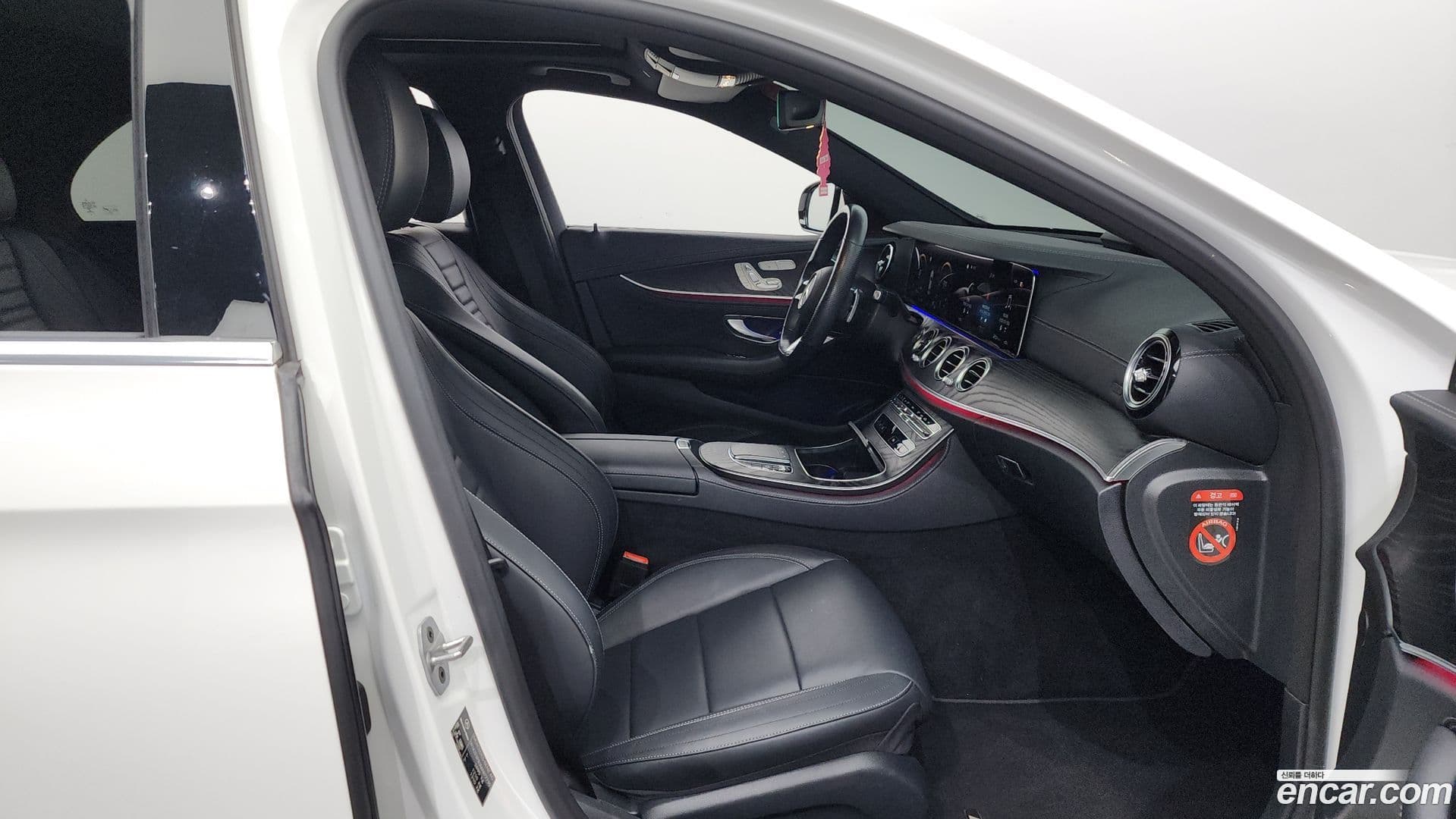 Main__Slider__Photo:E-Class Mercedes-Benz 2020.10-10