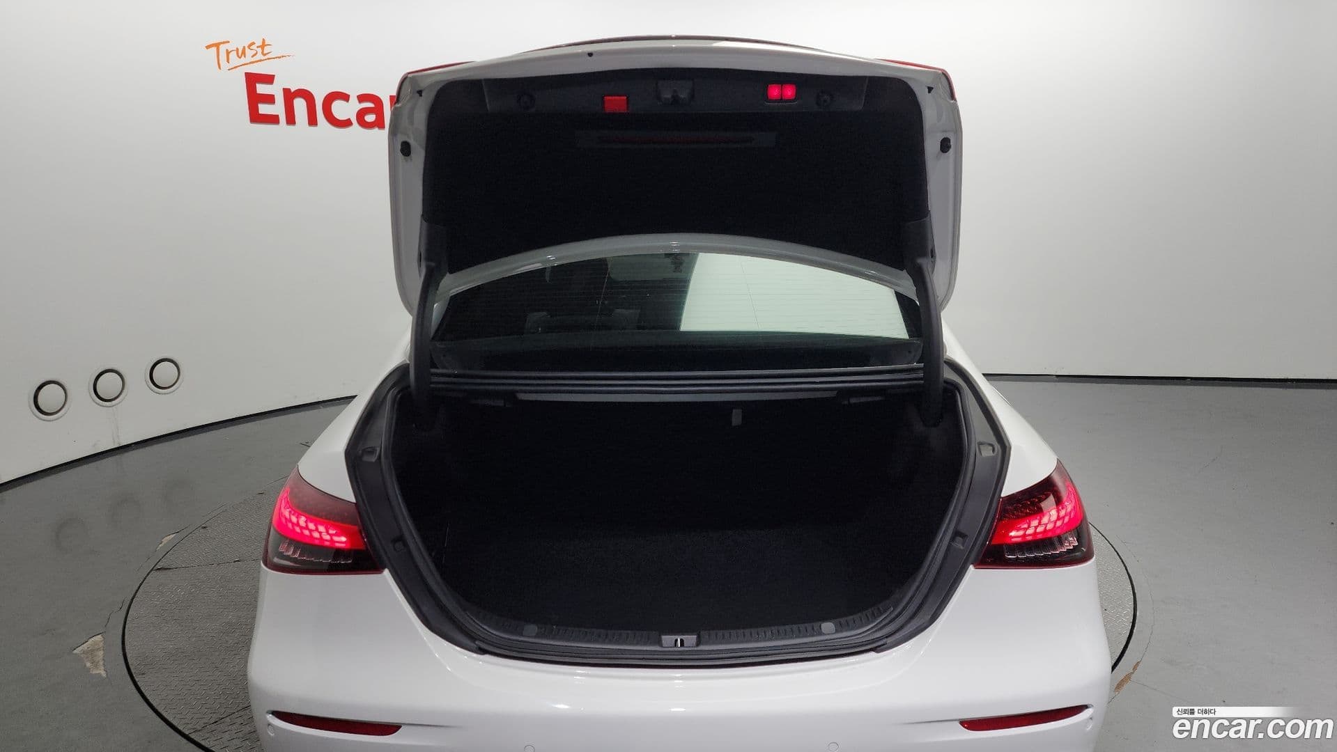 Main__Slider__Photo:E-Class Mercedes-Benz 2020.10-19