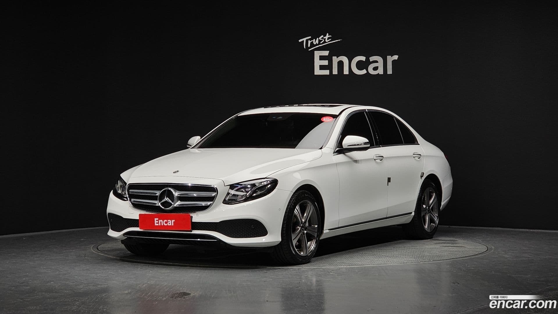 Main__Slider__Photo:E-Class Mercedes-Benz 2018.10-0