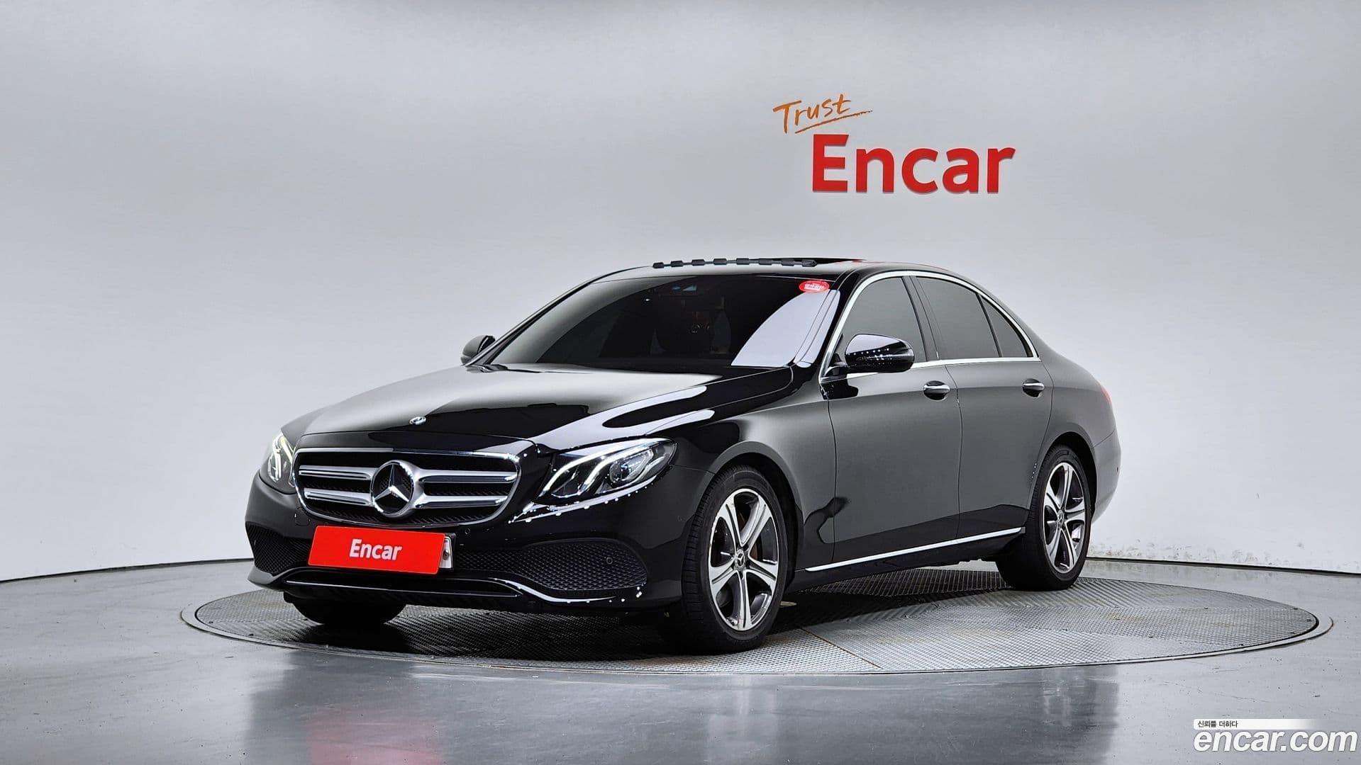 Main__Slider__Photo:E-Class Mercedes-Benz 2018.9-0