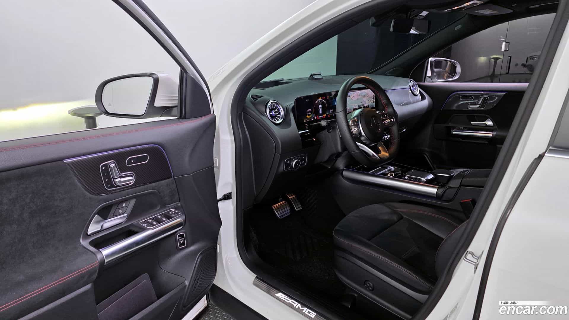 GLA-Class Mercedes-Benz 2021.10-INNER-010