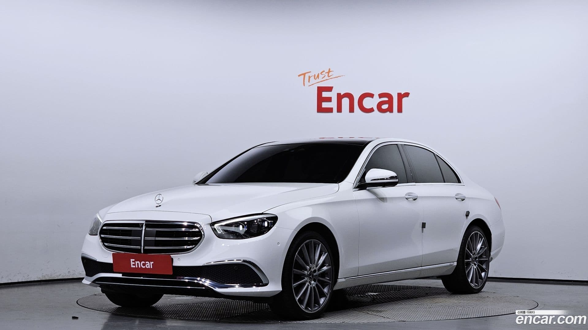 Main__Slider__Photo:E-Class Mercedes-Benz 2023.4-0