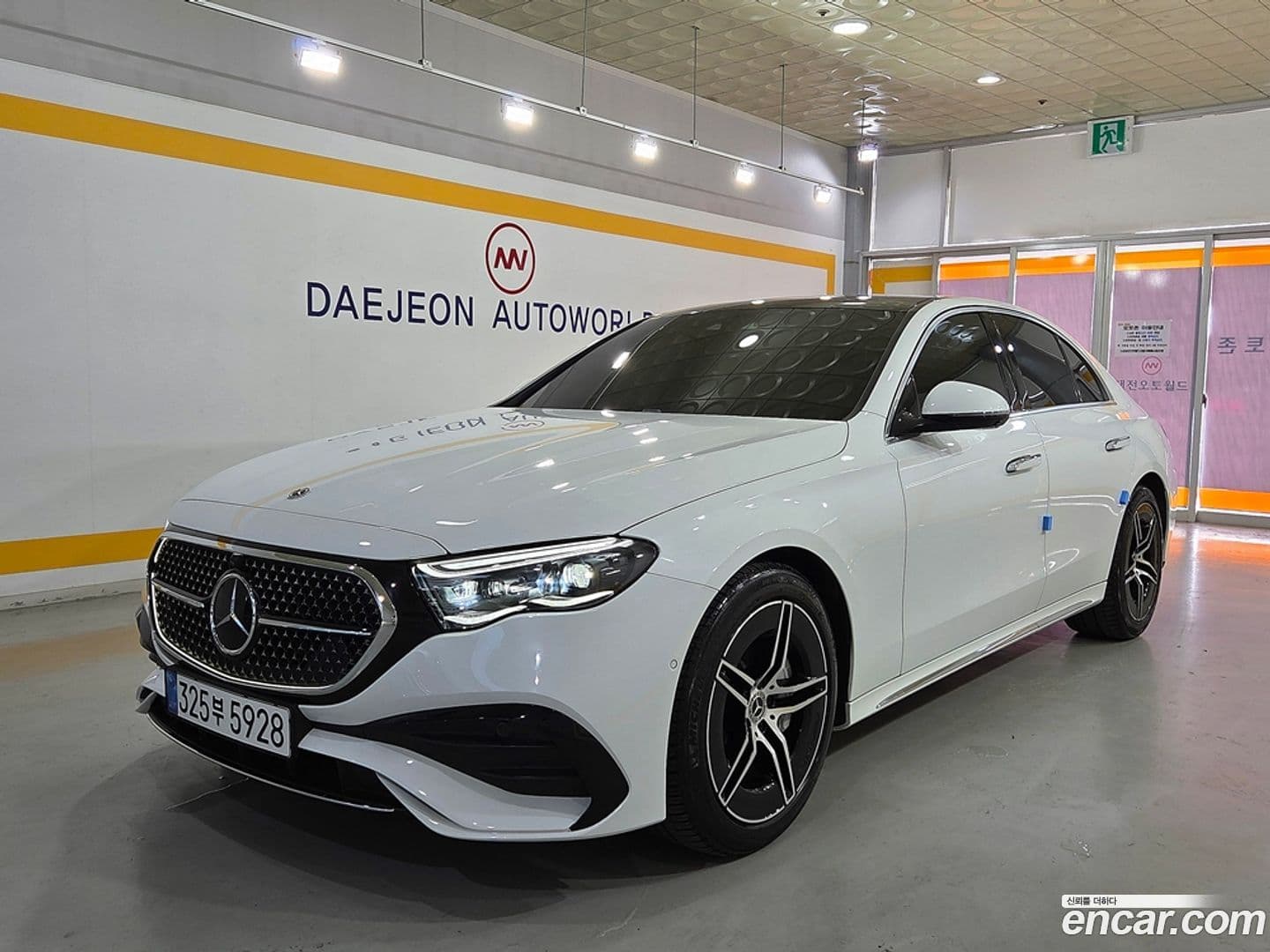 Main__Slider__Photo:E-Class Mercedes-Benz 2024.8-0