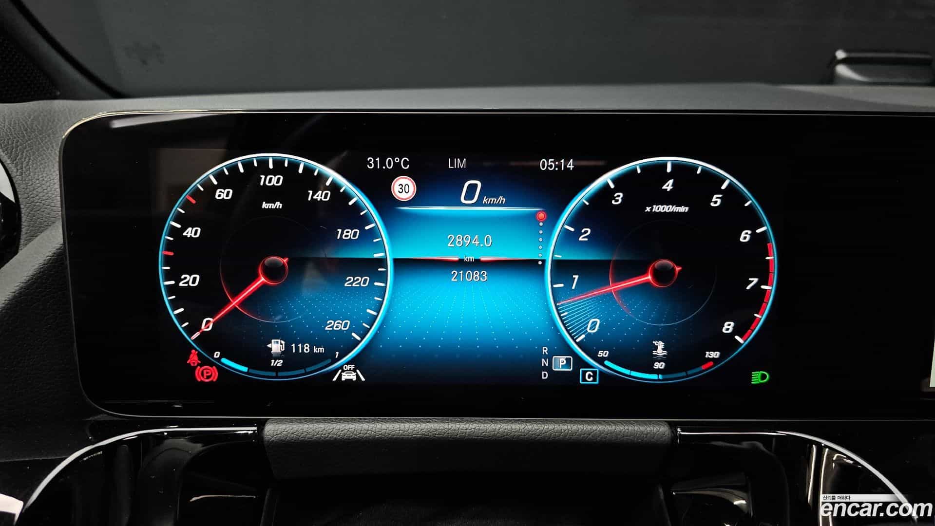 GLA-Class Mercedes-Benz 2023.11-INNER-008